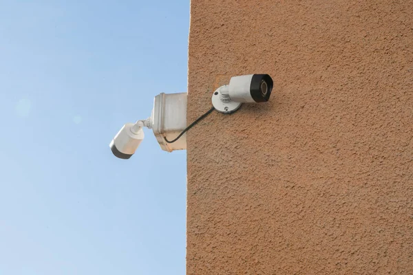 建物の外壁に設置された2台のカメラ監視または屋外セキュリティシステム コンセプトセキュリティ 遠隔監視 — ストック写真