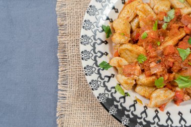 Kırmızı soslu ev yapımı İtalyan Gnocchi. Boşluğu kopyala.