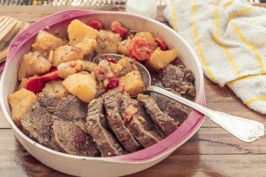 Ev yapımı et güveci, patates ve havuçla normal bir manzara. Ev yapımı yemekler, doğal yiyecekler..