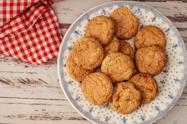 Kuru üzümlü ve tohumlu yulaf ezmeli klasik bir kır tabağının havadan görünüşü. Organik ve doğal besin kavramı..