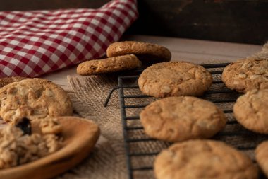 Kesilmiş manzara ve tel askıda yulaf ezmeli kuru üzümlü kurabiyeler. Doğal ve sağlıklı beslenme kavramı.