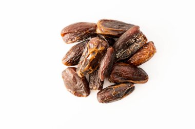 Beyaz bir yüzeyde taze tarihler. Hava manzarası, sağlıklı ve doğal yiyecekler kavramı.