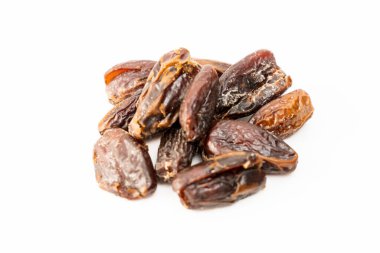 Beyaz bir yüzeyde taze tarihler. Normal görünüş, doğal yiyecek kavramı.