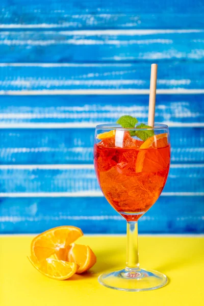 Vista Orizzontale Bicchiere Con Rinfrescante Cocktail Spritz All Aperol Con — Foto Stock