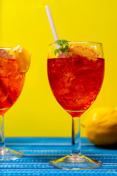 Vue Verticale Deux Verres Cocktail Spritz Apéro Rafraîchissant Aux Feuilles — Photo