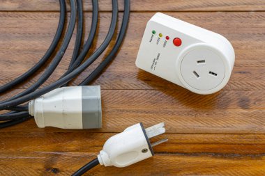 Bir evin elektronik veya elektrik teçhizatı için elektrik gerilimi koruyucusu.