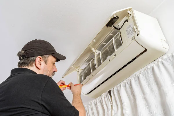 Professional Air Conditioning Technician Removing Screws Disassemble Housing Internal Unit — Stock Photo, Image