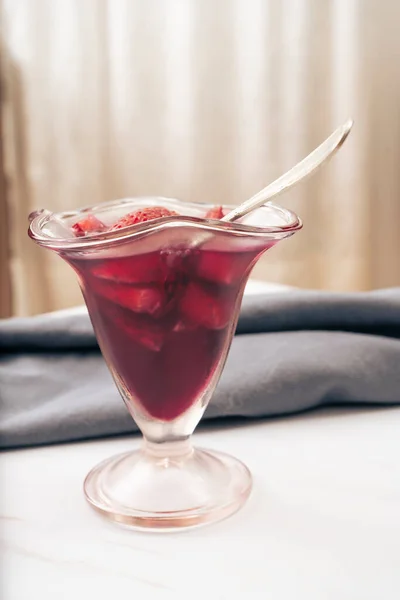 Gelée Framboises Aux Fraises Fraîches Dans Verre Dessert Avec Cuillère — Photo