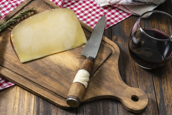 Portion Country Cheese Wooden Cutting Board Glass Red Wine Knife — Stock Photo, Image