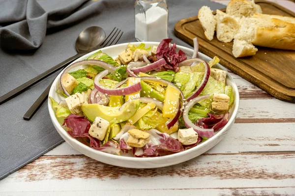 Vista Picada Boliche Com Salada Uma Mistura Alface Cebola Vermelha — Fotografia de Stock