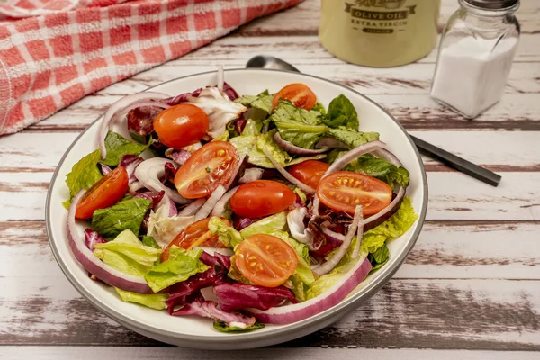 Vista Alta Salada Clássica Deliciosa Diferentes Tipos Alface Tomate Cereja — Fotografia de Stock