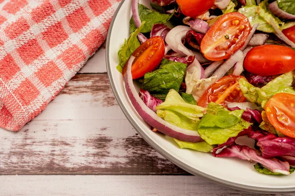 Farklı Türde Marul Kiraz Domatesli Kırmızı Soğanlı Klasik Lezzetli Salata — Stok fotoğraf