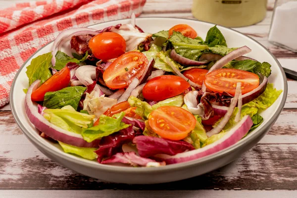 Farklı Türde Marul Kiraz Domatesli Kırmızı Soğanlı Klasik Lezzetli Salata — Stok fotoğraf