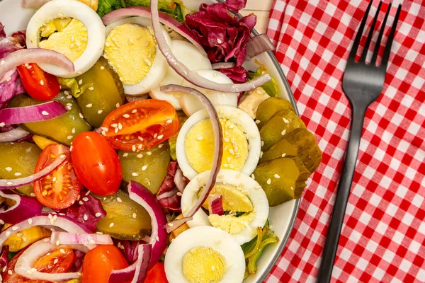 Vista Aérea Uma Salada Saudável Nutritiva Alface Tomate Cereja Ovo — Fotografia de Stock