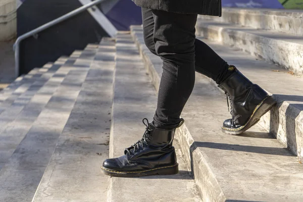 Ноги Людини Чоботях Спускаються Бетонних Сходах — стокове фото