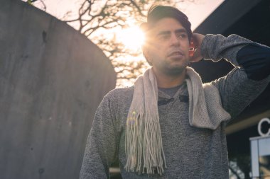 Çekici bir genç adam, arkasında güneş var ve düşük açılı çekim. Çekici bir genç adam, arkasında güneş var ve düşük açılı çekim. gün batımı ve altın saat