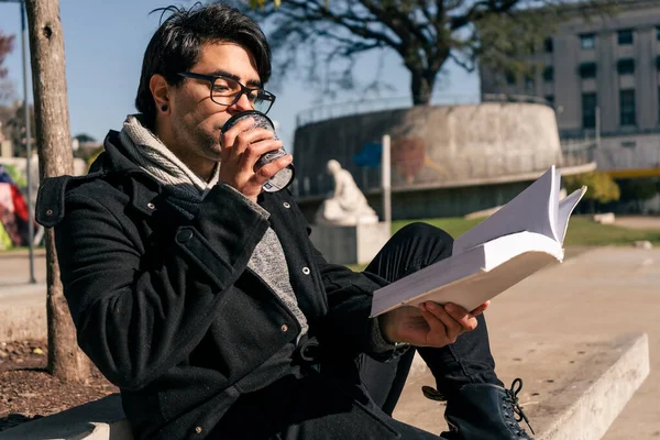 Egy Férfi Egy Betonpadon Egy Nyilvános Parkban Könyvet Olvas Forró — Stock Fotó