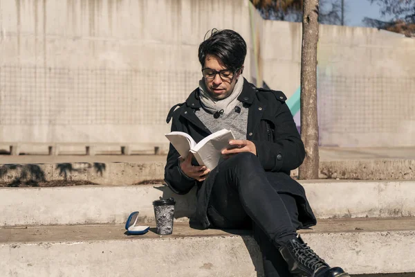 Homem Sentado Banco Concreto Parque Público Lendo Livro Tomando Uma — Fotografia de Stock