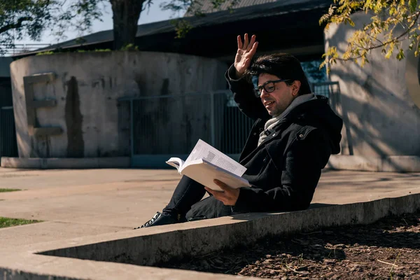 Человек Сидящий Бетонной Скамейке Общественном Парке Машущий Протянутой Рукой Концепция — стоковое фото