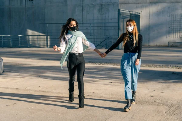 Duas Mulheres Bonitas Amigos Andar Mãos Dadas Enquanto Fala Happily — Fotografia de Stock