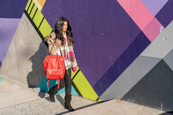 Красивая Латинская Деловая Женщина Идущая Улице Концепция Женщины Предпринимателя — стоковое фото
