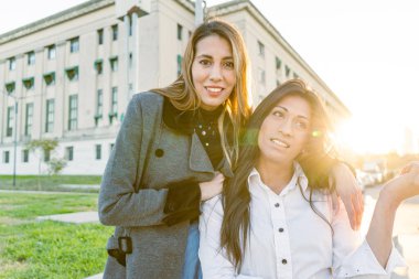 Dışarıda gülüp kucaklaşan iki kadın arkadaş. dostluk kavramı.