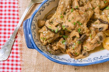 Mantar soslu tavuk ayaklı, mantarlı ve patatesli köy çeşmesinin havadan görünüşü. Tavuğa yakın çekim.