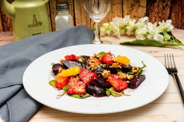 Nefis pancar kökü, portakal, ceviz ve zeytinyağlı roka salatası.