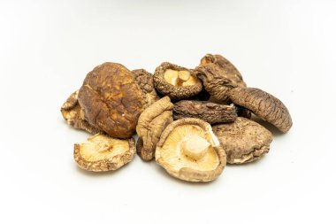 Beyaz sırtüstü kurutulmuş Shiitake mantarı. Yüksek görünüm.