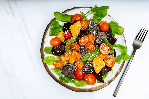 Bovenaanzicht Van Prachtige Salade Van Rode Biet Sinaasappel Kerstomaat Arugula — Stockfoto