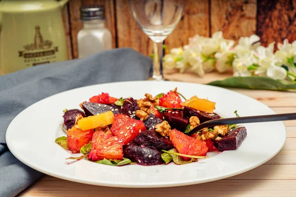 Alta Vista Beterraba Requintada Laranja Noz Salada Rúcula Com Azeite — Fotografia de Stock