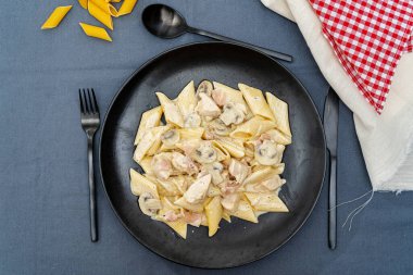 Kremalı makarna, reçelli, Parmesan peynirli tavuk ve mantarlı makarna.