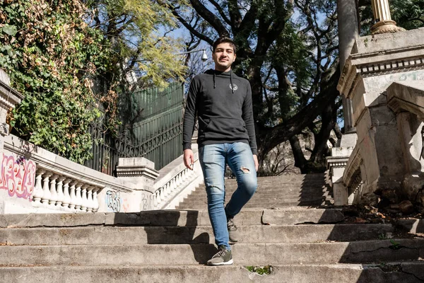 Atraente Jovem Latino Homem Descendo Uma Velha Escada Mármore Concreto — Fotografia de Stock