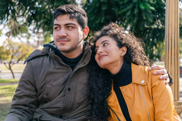 Jeune Couple Assis Dans Parc Pendant Que Homme Étreint Femme — Photo