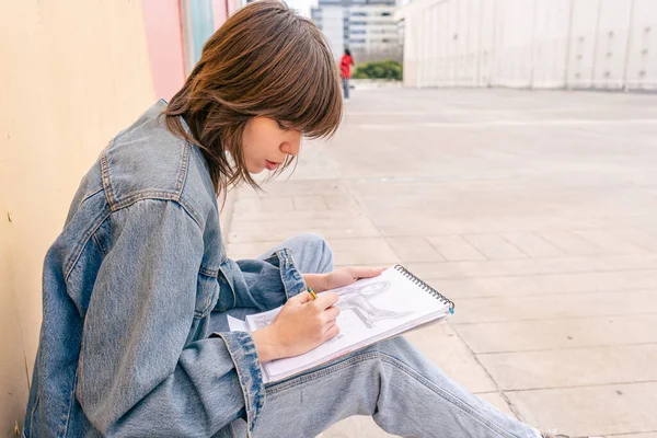 Mulher Sentada Chão Com Desenho Lápis Conceito Arte Inspiração — Fotografia de Stock
