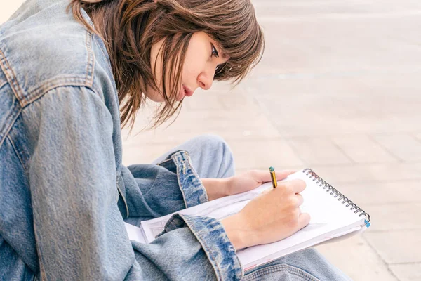 Femme Assise Sur Sol Avec Dessin Crayon Concept Art Inspiration — Photo