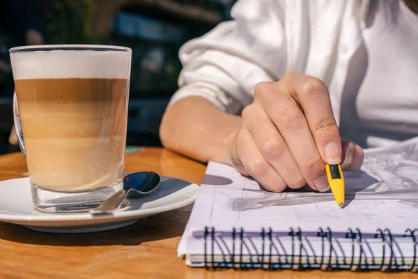 Close Das Mãos Uma Bela Jovem Sentada Bebendo Café Desenho — Fotografia de Stock