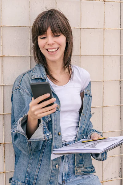 Mediana Toma Una Hermosa Mujer Pie Revisando Mensajes Teléfono Celular —  Fotos de Stock