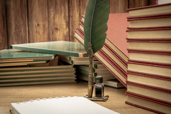 Old Books Stacked Disarray Old Pen Its Ink Notepad Old — Stock Photo, Image