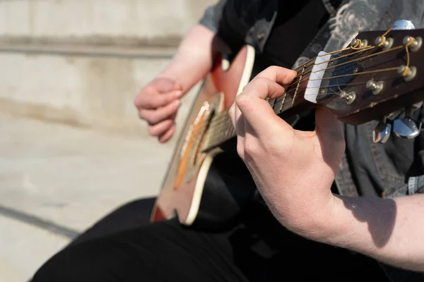 Közelkép Egy Fehér Emberről Aki Gitározik Téren Differenciálfókusz — Stock Fotó