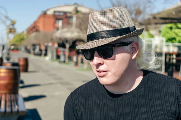 Close Homem Albino Usando Chapéu Enquanto Sentado Bar Porto — Fotografia de Stock