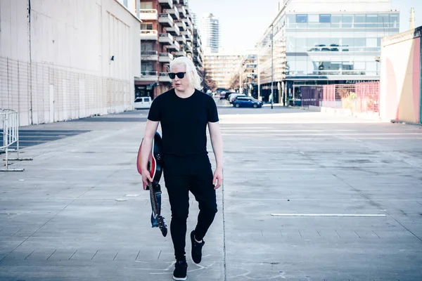 Albino Homem Com Sua Guitarra Sua Mão Aproximando Uma Rua — Fotografia de Stock