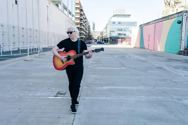 Albino Aproxima Uma Rua Pedestres Completamente Vazia Enquanto Toca Uma — Fotografia de Stock