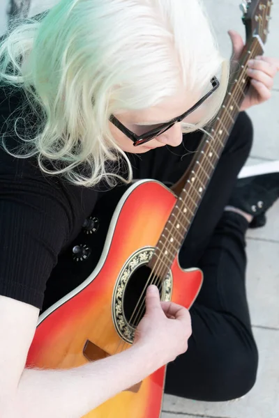 Jovem Albino Tocar Guitarra Vista Aérea Orientação Horizontal Arte Conceitual — Fotografia de Stock