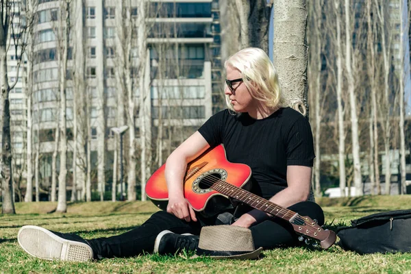 Jovem Albino Sentado Grama Encostado Uma Árvore Relaxado Com Sua — Fotografia de Stock
