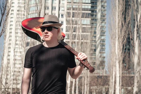 Jovem Albino Caminhando Calmamente Entre Árvores Com Sua Guitarra Ombro — Fotografia de Stock