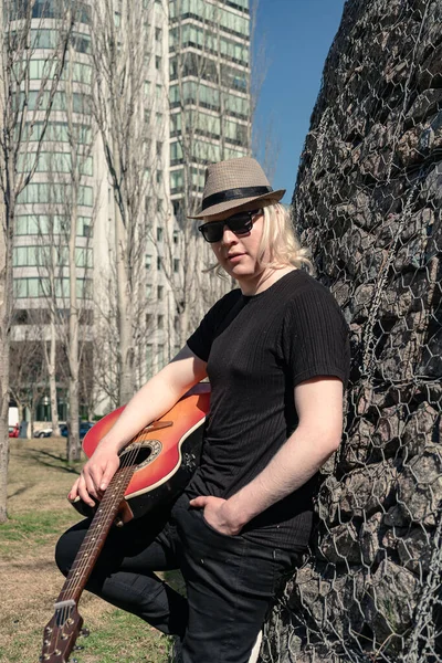 Homem Albino Jovem Encostado Uma Parede Pedra Com Chapéu Óculos — Fotografia de Stock