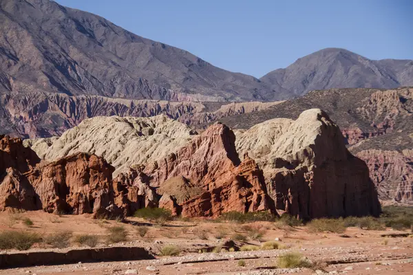 Montagnes de plusieurs couleurs dans le Puna Argentine — Photo