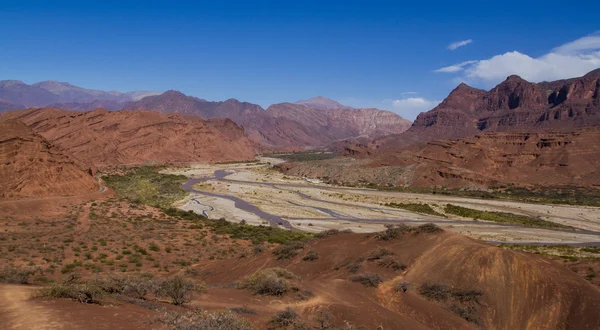 Valle formado por la erosión del río en Salta — Foto de Stock