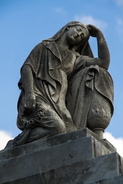 Statua chrześcijańskiej kobieta w cmentarz lub Recoleta — Zdjęcie stockowe